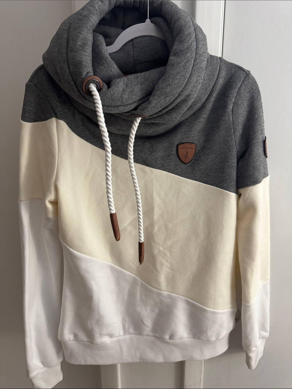 Wanakome Women’s Hoodie Sweatshirt in Gray, Cream & White
